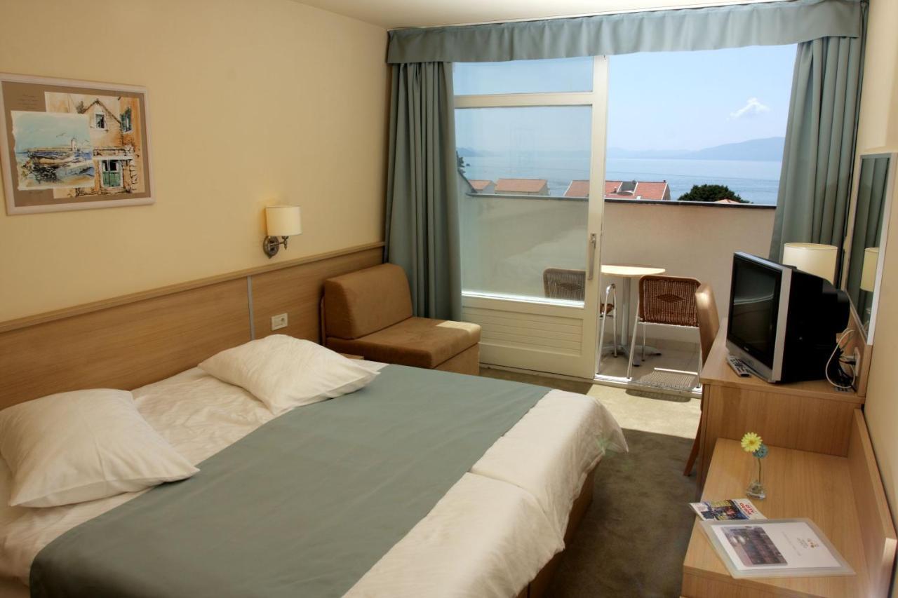 Hotel Quercus Drvenik  Buitenkant foto